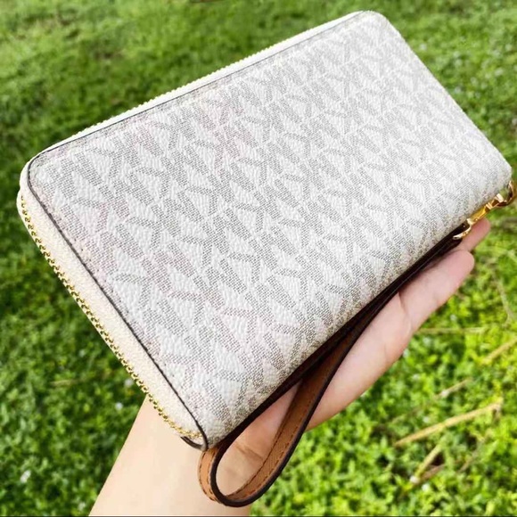 Gabysbags💞NWT Michael Kors Wristlet - Picture 3 of 5